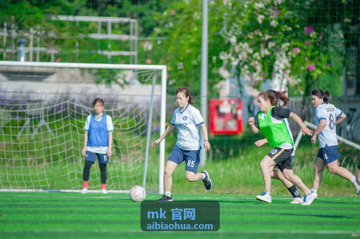 MK 官网圆桌对话创作者嘉宾卫栩